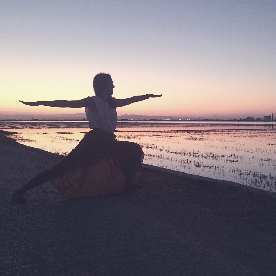 Inés Arroyo asana la guerrera en yoga