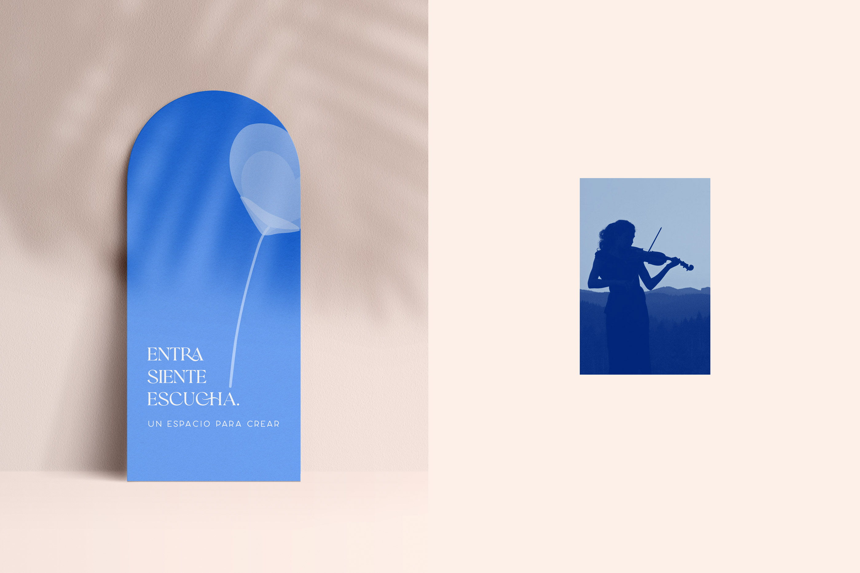 Tarjeta azul "entra, siente, escucha" y fotografía en azul de una violinista
