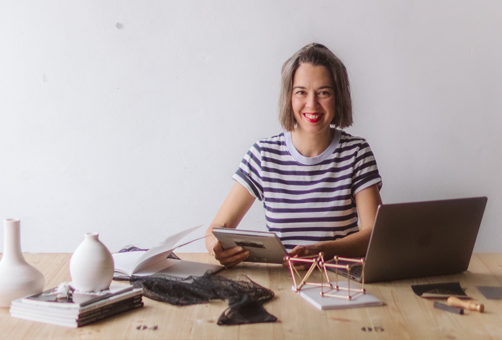 Inés Arroyo utilizando branding astrológico en su estudio